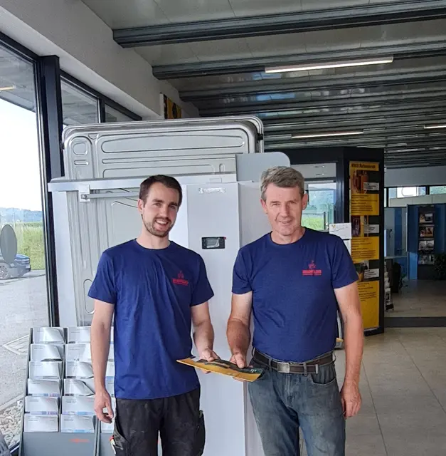 Benjamin Regenfelder (am Foto mit Vater und Unternehmensgründer Bernhard Regenfelder) sieht eher Vorteile im privaten Leben als für Handwerksunternehmen. | Foto: Regenfelder Installationen