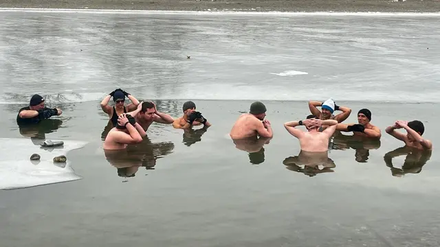 Fast bis zum "Blauwerden": Vier eiskalt Unerschrockene zum Auftakt der "Eisschwimmtour 2026" in der Donau bei der Werft Korneuburg.  | Foto: Lielacher