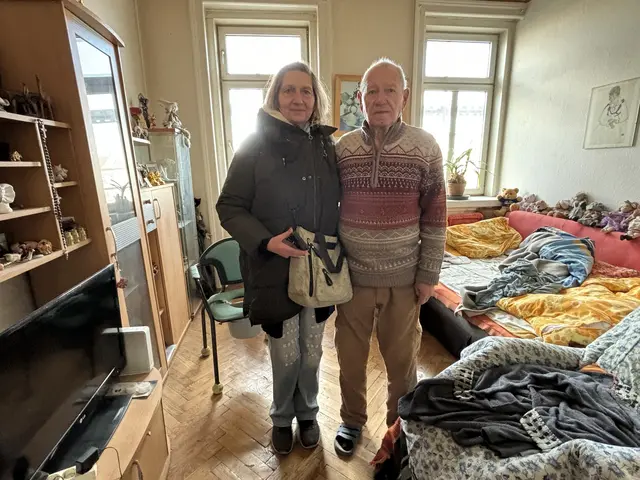 Gustav Krenn lebt seit Jahren in unzumutbaren Zuständen – seine Nichte Silvia Ike kümmert sich um ihn. Nun gibt es erstmals wieder Hoffnung: Mit Hilfe aus der Nachbarschaft konnte eine neue Wohnung für den 86-Jährigen gefunden werden. | Foto: Nathanael Peterlini/MeinBezirk