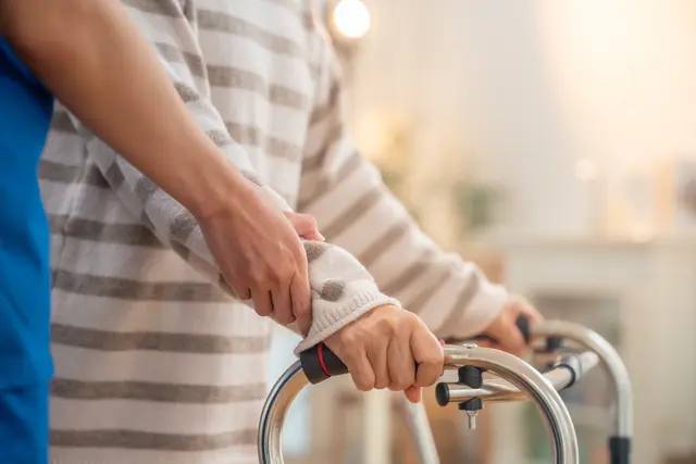 Eine Heimhelferin erhält dank der AK Kärnten 2.700 Euro. (Symbolfoto) | Foto: stock.adobe.com/at/ CandyRetriever