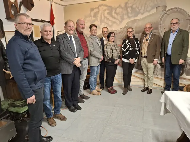 Beim Treffen im Jänner dabei: Georg Platzer, Rupert Öhlknecht (Waldviertler Eisenbahnmusem), Christian Hanus (Universtiät für Weiterbildung Krems), Premysl Karpisek (Vorstizender des Ausschusses für öffentlichen Verkehr, Gemeinderat in Znaim), Jiri Kacetl (Vizebürgemeister Znaim), Jakob Raffel (ÖBB INFRA AG), Monika Knettikova (Regionalkoordinatorin für EU Projekte, Brünn), Jitka Kössler (NÖ Regional), Francois-Edouard Pailleron (Land Niederösterreich, Interreg Programme), Gerhard Zauner (Waldviertler Eisenbahnmuseum) | Foto: Fallheier