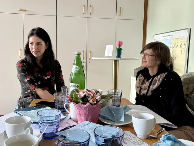 Barbara Ranzenhofer präsentiert das Jahresprogramm. Psychotherapeutin Ricarda Attorf startet mit einem Vortrag zur sozialen Erziehung. | Foto: Alexandra Goll