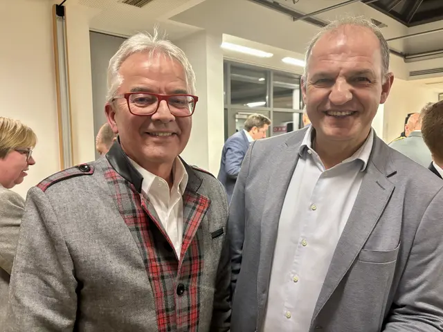 Bürgermeister Gerhard Weil (SPÖ) und Landtagsabgeordneter und Höfleiner Bürgermeister Otto Auer (ÖVP) | Foto: MeinBezirk/Birgit Bachhofner