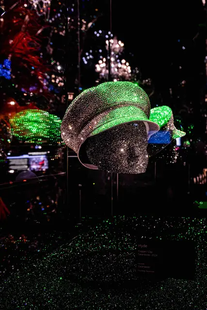 Die Grundstruktur des Performance-Hutes des japanischen Rockstars Hyde wurde von einem Handwerksmeister in Hall in Tirol gefertigt und in der Swarovski-Manufaktur mit Kristallen veredelt.

