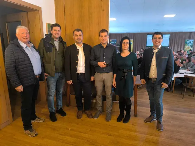 Stefan Teufel, Edwin Ebner, Robert Schweifer, Ing. Bernhard Fromhund, Helga Fogel, Obmann Andreas Pittersberger . | Foto: Lagerhaus Amstetten