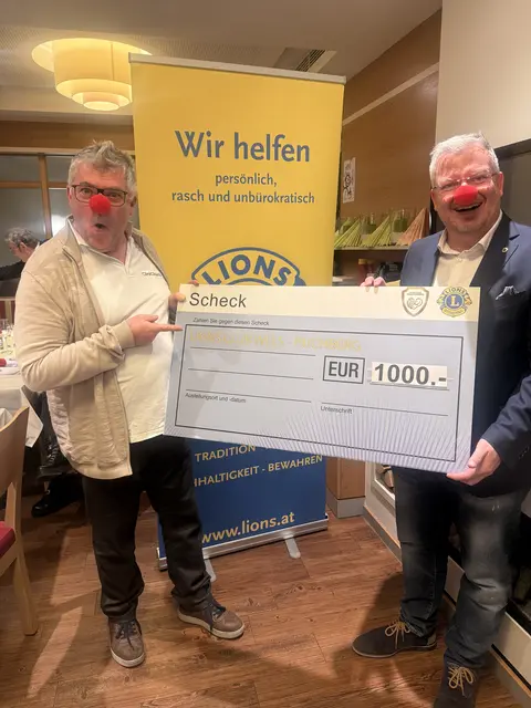 Gerold Schneider (r.) bei der Spendenübergabe der Spendengelder an die Clini Clowns, die helfen, kranke Menschen aufzuheitern. | Foto: LC Wels-Puchberg