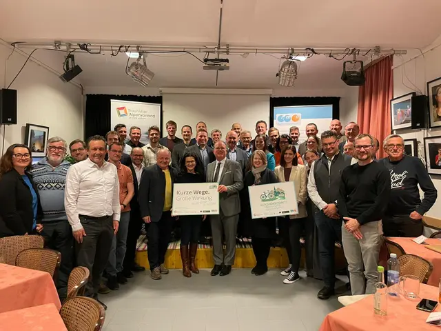 Startschuss für das Alltagsradroutennetz: Vertreter aus Gemeinden, Land und Fachstellen beim Kick-off des Leader-Projekts in Bad Hall. | Foto: Leader-Region Traunviertler Alpenvorland