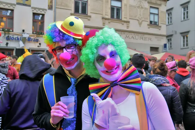 So bunt wie diese zwei Clowns wird auch der Faschingsumzug in den Kottes. | Foto: MeinBezirk.at/Marie Ott