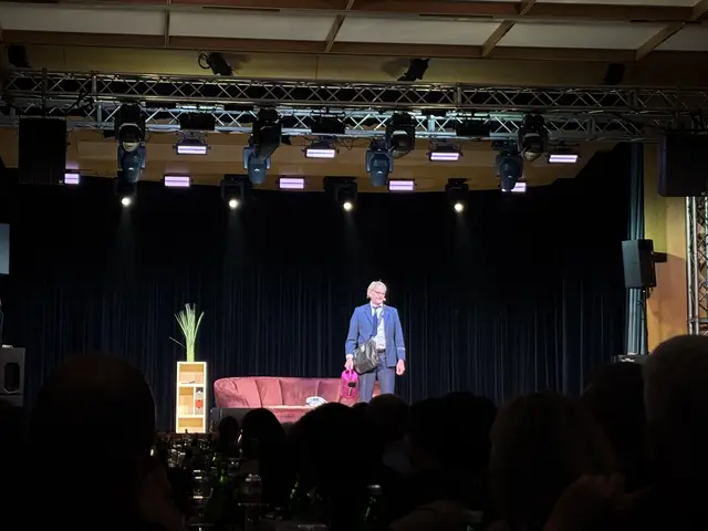 Udo Wenders, bürgerlich Udo Ebner, spielte mit seinem Sohn Maxi ein Vater-Sohn-Gespräch. | Foto: MeinBezirk.at/Michaela Erlacher