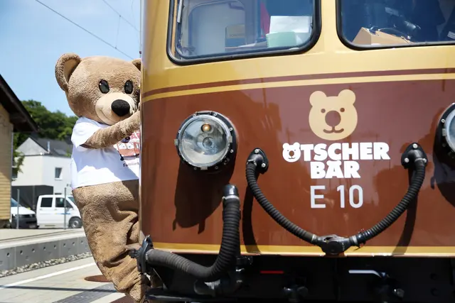 Der nostalgisch Panoramazug ‚Ötscherbär‘ wird von der Dampflok Mh.6 aus dem Jahr 1908 gezogen. | Foto: NB/Wegerbauer