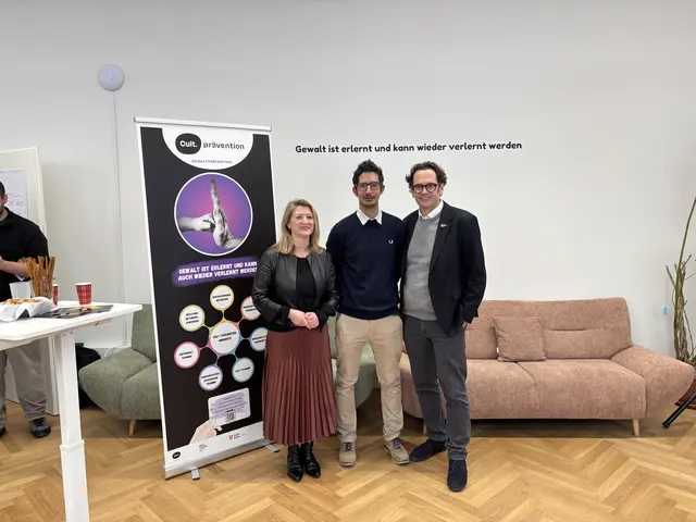 Vizebürgermeisterin Bettina Emmerling, Cult-Leiter Christian Dworzak-Jungherr und Bezirkschef Markus Reiter bei der Eröffnung. | Foto: Mathias Kautzky/MeinBezirk