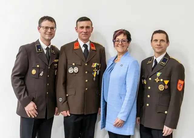 Ortschefin Wagner mit dem neuen Kommando. | Foto: FF Orth