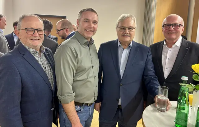 Der Scharndorfer Bürgermeister Leopold Zwickelstorfer, der Brucker Stadtrat Siegfried Steurer-Thimm (LBW), Vizebürgermeister Felix Böhm (LBW) und Abbruch-Spezialist Hans-Peter Mayer  | Foto: MeinBezirk/Birgit Bachhofner