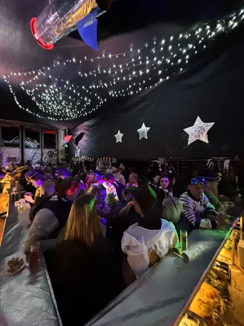 "Über den Wolken" war das Motto des Nachbarnballs 2025, heuer ist „Romantik am Bauernhof“ angesagt. | Foto: Feuerwehr Attnang