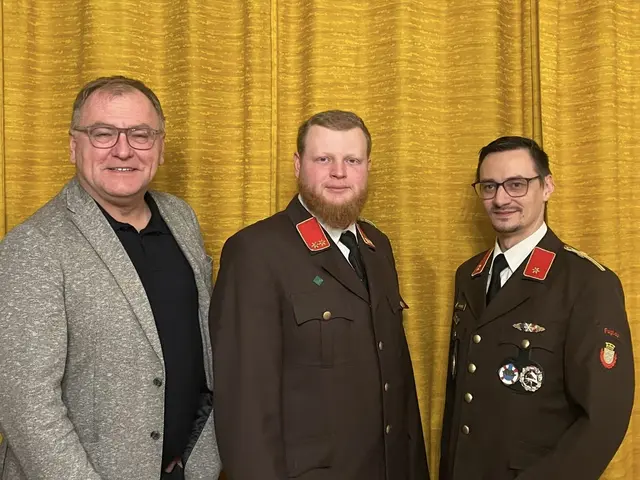 Bürgermeister Markus Reichenvater mit dem Kommando der Feuerwehr Fuglau. | Foto: Feuerwehr
