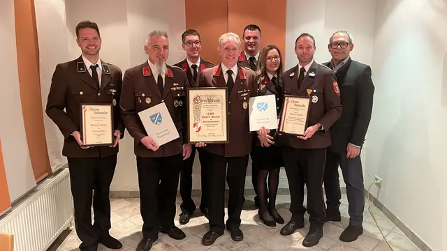 Der ausgeschiedene Kommandant wurde vom neuen Kommando zum Ehrenkommandanten ernannt und bekam neben einigen Geschenken eine Ehrenurkunde überreicht | Foto: Feuerwehr