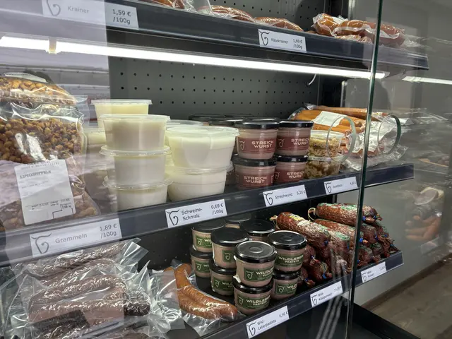 In der Vitrine finden sich neben Grammeln und Schweinefett auch selbst gemachte Leberpastete, Wurst oder Würstel.  | Foto: MeinBezirk/Angelina Koidl