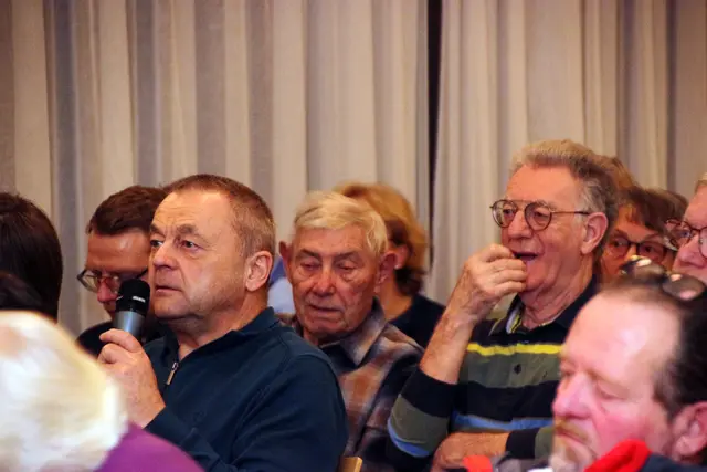 Große Sorgen und Ratlosigkeit in der aktuellen Situation artikulierten vor allem viele ältere Besucher.  | Foto: Eckhart Herbe