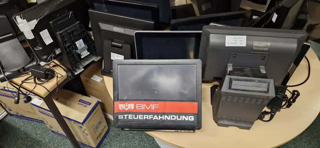 Den Steuerfahndern gelang es bei einer großangelegten Aktion einen Millionenbetrug rund um manipulierte Registrierkassen aufzudecken. | Foto: BMF/ABB