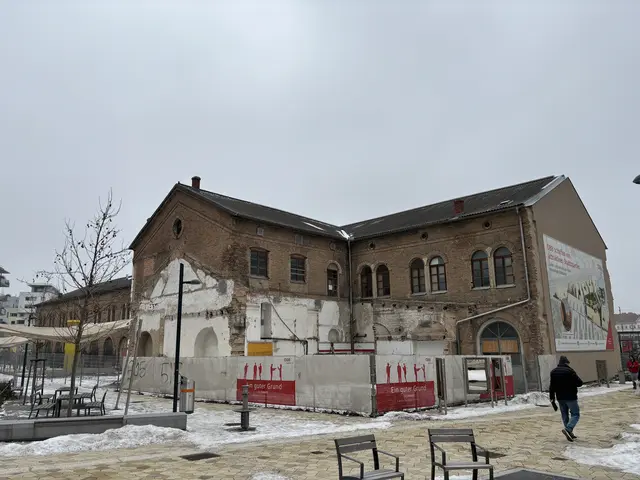 Die ÖBB-Inventarhalle soll zum Bürogebäude im zu entstehenden Stadtviertel "Neues Landgut" werden. Noch wartet das Backsteinhaus auf seine Generalsanierung, in der Zwischenzeit hat die ÖBB die Stockwerke zur Miete ausgeschrieben. | Foto: Nathanael Peterlini/MeinBezirk