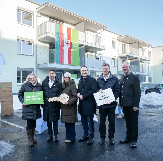 Mit dieser Übergabe ist das Engagement der Tiroler Wohnbau in St. Johann auf 331 Einheiten gewachsen. | Foto: Tiroler Wohnbau