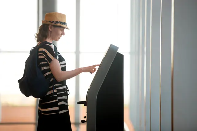 Innovative Kiosk-Lösungen  ermöglichen Gästen einen schnellen Check-in und Ticketkauf ohne Wartezeiten an der Rezeption. | Foto: Smarterpix / fizkes