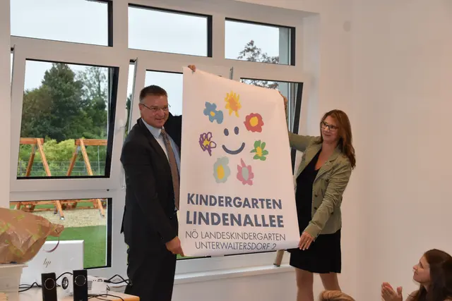 Das neue Logo im Kindergarten Lindenallee (Ebreichsdorf) wird präsentiert. | Foto: Preineder