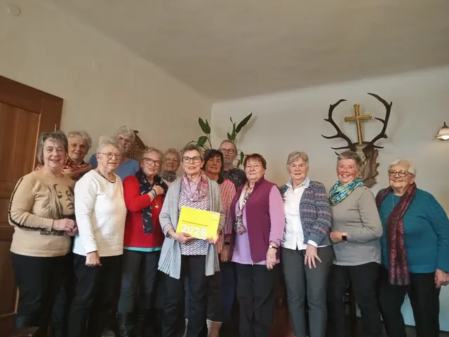 Marianne Liball, Helene Schimani, Doris Eder, Regina Licht, Hannelore Schauer, Christa Dworan, Veronika Schimani, Maria Steiner, Rudolf Bina, Herta Knapp, Erna Neid, Edith Pelikan und Erna Huber (v.l.) | Foto: Hilfswerk Thayatal