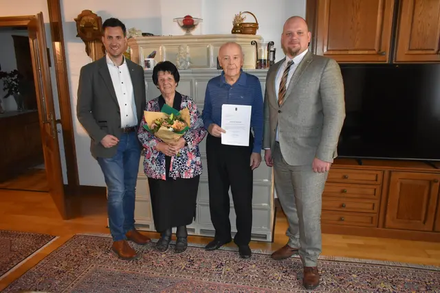 Den Jubilaren (Mitte) gratulierten Bürgermeister Christoph Demmer (ÖVP, li.) und der Bürodirektor der BH Gänserndorf Markus Hrobar (re.). | Foto: Marktgemeinde Prottes