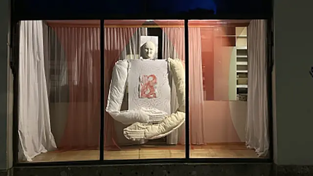 Mit der Installation „Hüllen und Membranen: Verletzliche Zustände“ sucht Margo Sarkisova nach einem visuellen Ausdruck für Kriegsgewalt und deren Auswirkungen auf das innere Körperempfinden. | Foto: Kunstfenster Gnas/Margo Sarkisova