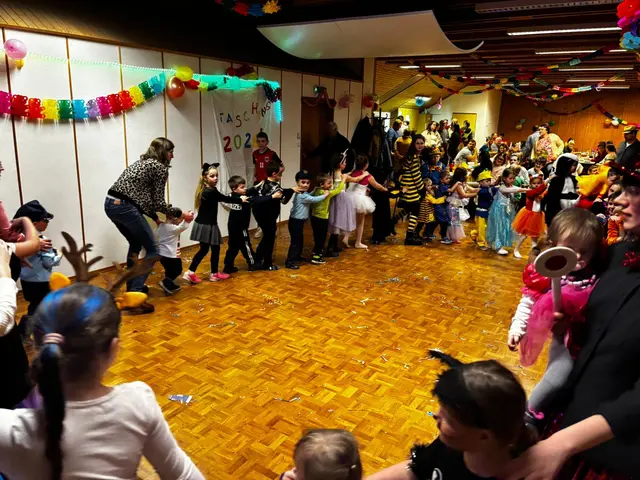 In Theras ging es bunt und fröhlich zu – die Kinder stürmten verkleidet die Faschingsparty. | Foto: S.M.