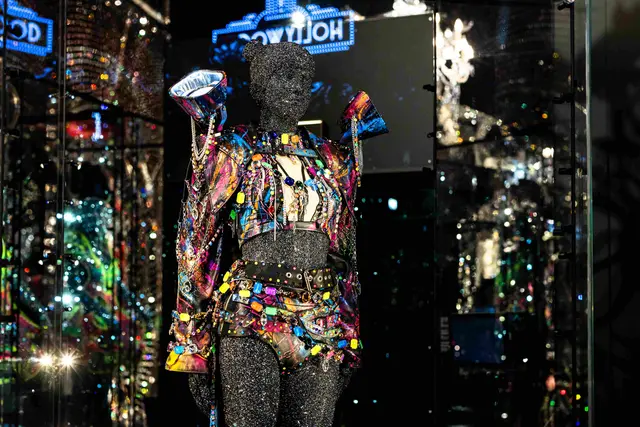 Das bunte Show-Outfit der thailändischen K-Pop-Sängerin Lisa wurde mit neonfarbenen Kristallen bestückt.

