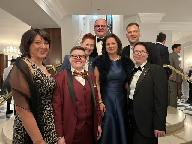 StRin für Diversität Elisabeth Asanger und GRin Birgit Kern (erste u. dritte von links) NR Alois Schroll (hinten Mitte), AK-Präsidentin Renate Anderl (Mitte vorne) und SPÖ-NRs-Clubvorsitzenden Phillip Kucher. (2. v.r.)
Nadine Kremsner und Stv.-SPÖ-Bezirksfrauen-Vors. Claudia Kern (2te u. 4te v..l.) | Foto: SoHo NÖ