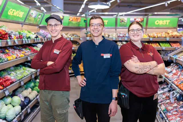 vlnr.: Dragan Mihajlovic, Matthias Matusch (leitet 6 Jahre nach Lehrabschluss das Team im EUROSPAR Mauerbach), Sarah Winter. | Foto: SPAR/Brunnbauer