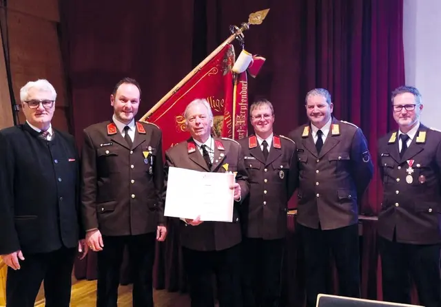 Ehrung für 60 Jahre: Bürgermeister Gerhard Obermüller, Kommandant Hannes Embacher, Georg Treffer, Kommandant-Stv. Michael Bichler, Abschnitts-Kdt. Michael Schenk, Rudolf Bellinger (Bezirksverband).
 | Foto: Feuerwehr Kirchdorf