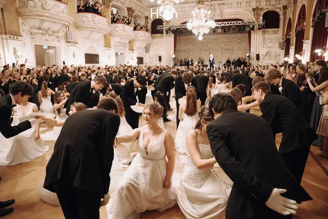 Dutzende Jugendliche aus Linz eröffneten auf dem Tanzparkett den Debütball der Tanzschule Horn. | Foto: Tanzschule Horn
