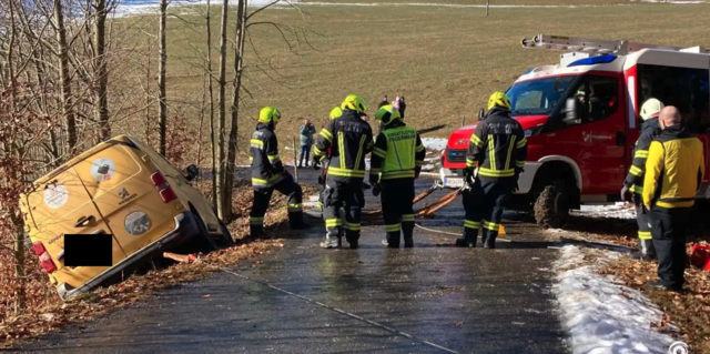 Die Florianis aus Gutau und Erdmannsdorf befreiten den Wagen aus seiner Schräglage. | Foto: FF Gutau