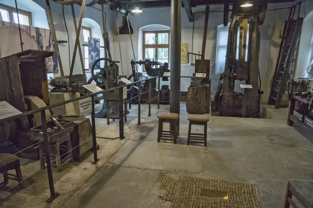 Mit einer hohen Feuchtigkeitsbelastung im Lagerraum des Museums begannen Metallgegenstände zu rosten, Papierelemente litten unter Pilzbefall. Es war klar, dass die historischen Gegenstände umziehen mussten.  | Foto: Messerermuseum
