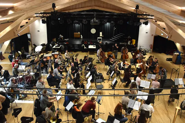Der gesamte Gemeindesaal Langkampfen wurde zum Proberaum für die K&amp;K Philharmoniker und den Tanz und Gesangseinlagen für den kommenden Premierenabend in Hannover. | Foto: Schwaighofer