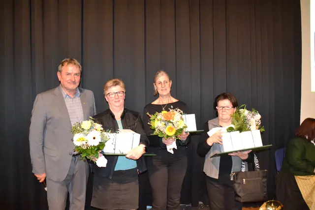 Dank und Anerkennung für langjährige Mitarbeitern, die ihre Pension genießen dürfen: Bürgermeister Johann Lappi mit Elisabeth Gutmann, Karoline Knaflitsch und Brigitte Rauscher | Foto: Gerd Klapsch