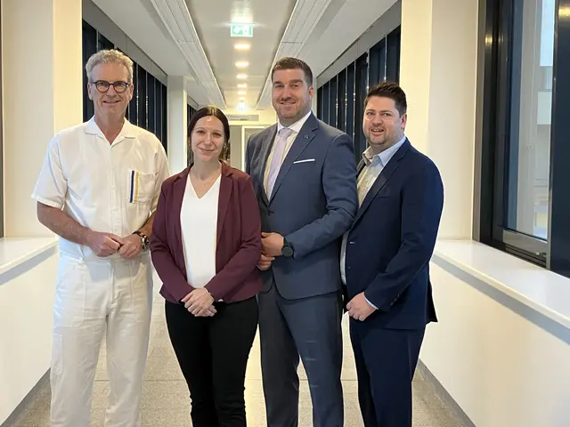 Katharina Schuster mit Ärztlichem Direktor Ronald Zwrtek, Kaufmännischem Direktor Florian Trummer, und dem Pflegedirektor Christian Pleil.  | Foto: LK MIstelbach