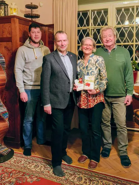 Mario Kühböck, Bezirksparteiobmann Nationalratsabgeordneter Alois Kainz, Jubilarin Romana Strasser und Gatte Alfred Strasser (v.l.). | Foto: FPÖ