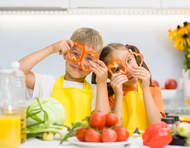 Mit gesunder Ernähung kommen Kinder zu Nährstoffen und Vitaminen, um gut durch die kalte Jahreszeit zu kommen. | Foto: stock.adobe.com/Ermolaev Alexandr