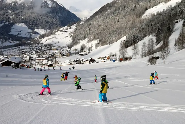 Beim Mitteldorflift wird den Kindern das Skifahren beigebracht. | Foto: Gemeinde Großkirchheim