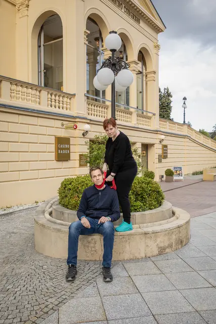 Kriminacht Baden: Gabriele Hasmann und Norbert Ruhrhofer laden zur spannungsgeladenen Nacht. | Foto: Pavol Vavro