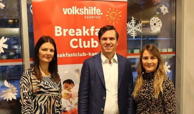Vizebürgermeister Rabitsch traf sich mit Projektleiterin Stephanie Kurath (rechts) und Projektassistentin Romana Weilharter (links) von der Volkshilfe Kärnten in der VS 20 in Viktring beim morgendlichen „Breakfast Club“.  | Foto: Stadtkommunikation/Buchner