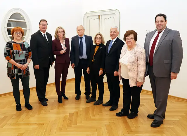 Bürgermeister Johann Zeiner, Vizebürgermeisterin Michaela -Haidvogel und die Gemeinderäte Michael -Capek, Sonja Reiselhuber-Schmölzer und Markus Waldner gratulierten den 75-jährigen Geburstagskindern zu ihrem halbrunden Jubiläum: Peter Tichatschek, Manola Mayer und Annemarie Baczak (v.l.) | Foto: Marktgemeinde Maria Enzersdorf