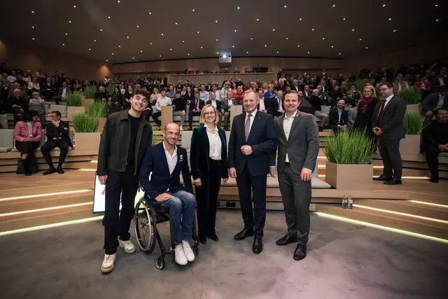 Koch und Influencer Dominik Süss, Para-Triathlet Florian Brungraber, sowie Daniela Palk, Vorstandssprecherin des Diakoniewerks, blickten in der Talkrunde über den Tellerrand und diskutierten Chancen und Herausforderungen der Zukunft. | Foto: OÖVP/Max Mayrhofer