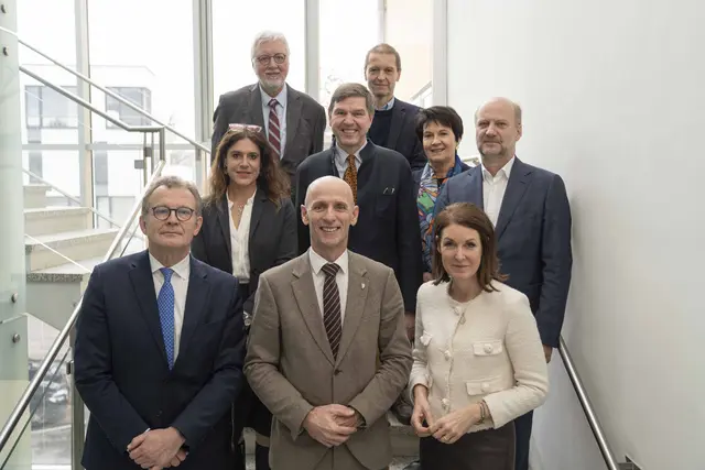 Der neue Forschungsrat: 1. Reihe v.l.: Manfred Schubert-Zsilavecz, Willibald Ehrenhöfer, Henrietta Egerth. 2. Reihe v.l.: Monika Köppl-Turyna, Werner Wutscher, Eva Schulev-Steindl, Stefan Rohringer. 3. Reihe v.l.: Rudolf Zechner, Christof Gattringer. Nicht am Foto: Elmar Pichl, Klaus Tochtermann | Foto: JOANNEUM RESEARCH/Kubista