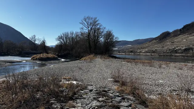 Die Überströmstrecke auf der Pritzenau-Insel ist normalerweise unpassierbar !